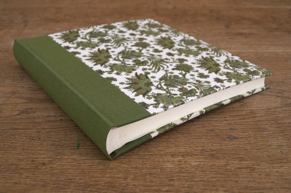 Album für Erinnerungen mit olivgrünem Leinen und gold grünem Dekor